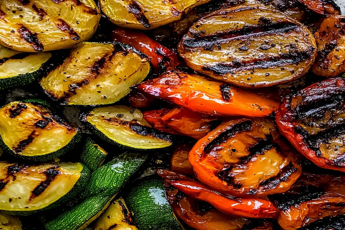 Servire de legume la airfryer cu condimente aromate și zeamă de lămâie.