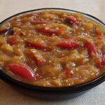 Aperitive cu vinete coapte – Rețetă delicioasă, ușor de făcut acasă 6 Aperitive cu vinete coapte, prim-plan cu textură cremoasă și ardei roșu