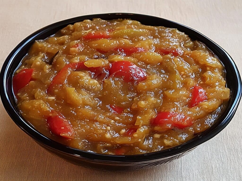 Aperitive cu vinete coapte văzute de sus, servite într-un bol rotund