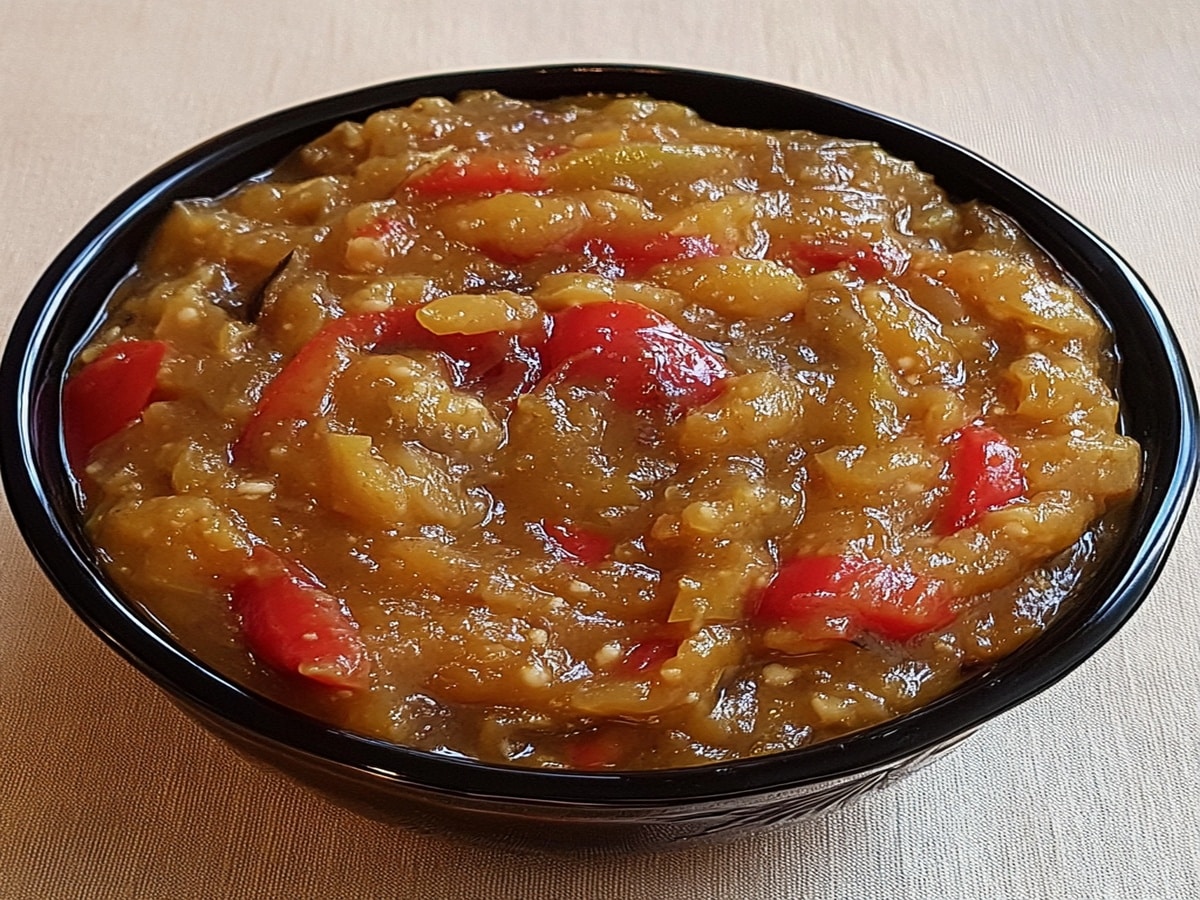 Aperitive cu vinete coapte – Rețetă delicioasă, ușor de făcut acasă 4 Aperitive cu vinete coapte văzute de sus, servite într-un bol rotund