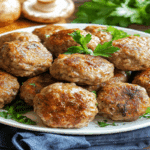 Chiftele de ciuperci la cuptor fotografiate de aproape pe o farfurie albă