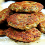 Rețetă chiftele de dovlecei crocante – o alegere simplă, dar uimitor de bună 3 Chiftele de dovlecei reteta prezentate în prim-plan pe farfurie