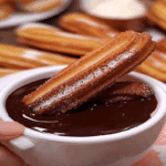 Churros la airfryer serviți cu sos gros de ciocolată