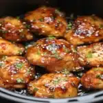 Pui teriyaki la airfryer decorat cu verdeață și susan