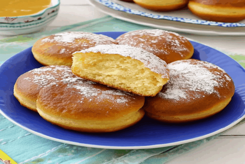 Secrete pentru gogoși pufoase ilustrate printr-o gogoașă secționată care arată textura pufoasă.