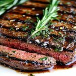 steak de vita la gratar suculent, cu rozmarin și felie tăiată