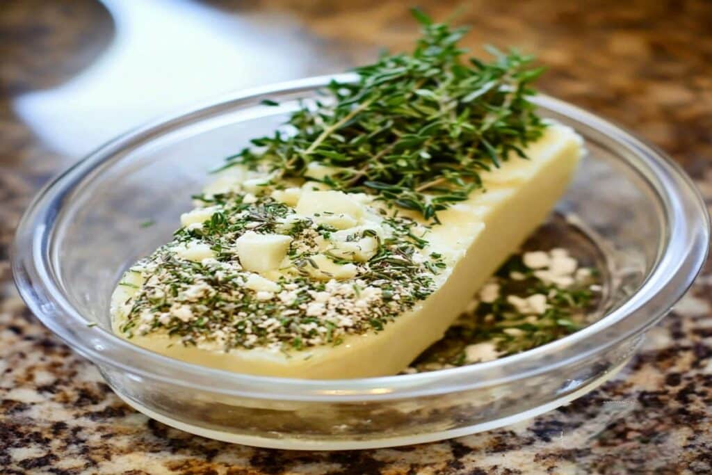 preparare unt aromat cu usturoi și ierburi pentru steak de vită la grătar