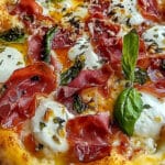Prosciutto crudo pizza văzută de sus, cu mozzarella cremoasă, busuioc proaspăt și blat rumenit