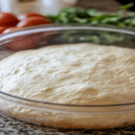 Reteta blat de pizza ca la pizzerie – aluat corect, rezultat garantat 8 Reteta blat de pizza ca la pizzerie cu salam picant, masline si mozzarella topita