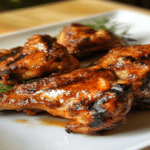Coaste de pui fragede – cum le faci suculente la cuptor 7 Coaste de pui suculente, fotografiate de aproape, cu glazură și urme de grătar