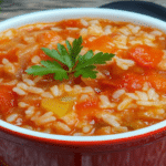 Ghiveci de legume si orez în prim-plan, cu legume colorate și orez cremos