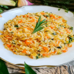 Pilaf de orez simplu cu morcovi și pătrunjel servit într-un bol rustic