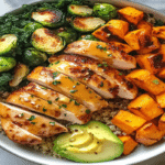 bol proteic cu pui servit cu quinoa, cartofi dulci copți, varză kale și avocado