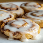 rulouri cu scorțișoară la air fryer cu glazură albă, prim-plan pufos și cremos